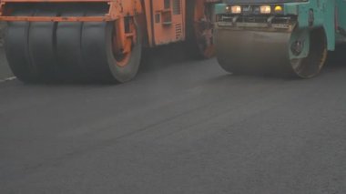 Asfalt yol inşaatı. Yol silindiri yeni bir asfalt yol yapımında çalışıyor. Yol tamiri. Yeni yol yapılıyor