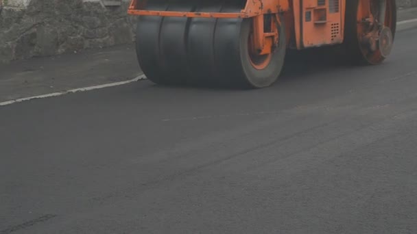 아스팔트 로울러 새로운 아스팔트 도로를 건설하는 새로운 — 비디오