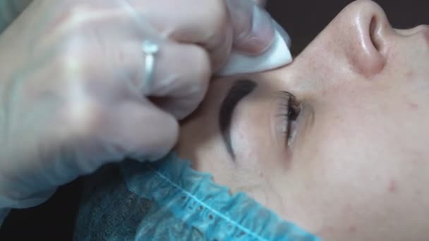 这个女孩涂了一个有营养的木炭面罩以减少皱纹 一个戴着蓝色泡沫粘土面罩的女人的脸的特写 碳化泡沫粘土面罩 — 图库视频影像