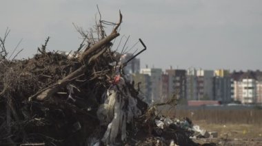 Konut alanlarının yakınında büyük miktarlarda ev atığı birikmiş. Ev atıklarının kullanımı. Çevre kirliliği. Ekolojik felaket.