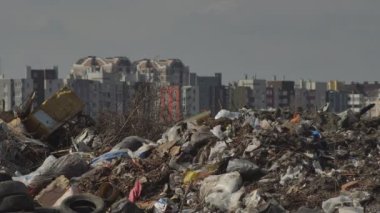 Konut alanlarının yakınında büyük miktarlarda ev atığı birikmiş. Ev atıklarının kullanımı. Çevre kirliliği. Ekolojik felaket.