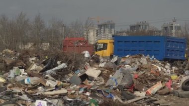 Konut alanlarının yakınında büyük miktarlarda ev atığı birikmiş. Ev atıklarının kullanımı. Çevre kirliliği. Ekolojik felaket.