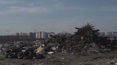 Konut alanlarının yakınında büyük miktarlarda ev atığı birikmiş. Ev atıklarının kullanımı. Çevre kirliliği. Ekolojik felaket.