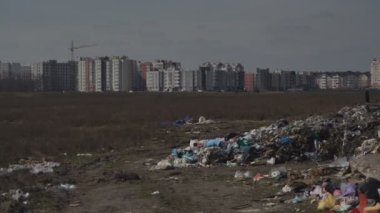 Konut alanlarının yakınında büyük miktarlarda ev atığı birikmiş. Ev atıklarının kullanımı. Çevre kirliliği. Ekolojik felaket.