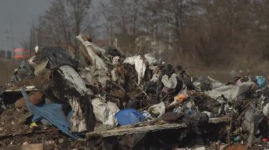 Konut alanlarının yakınında büyük miktarlarda ev atığı birikmiş. Ev atıklarının kullanımı. Çevre kirliliği. Ekolojik felaket.