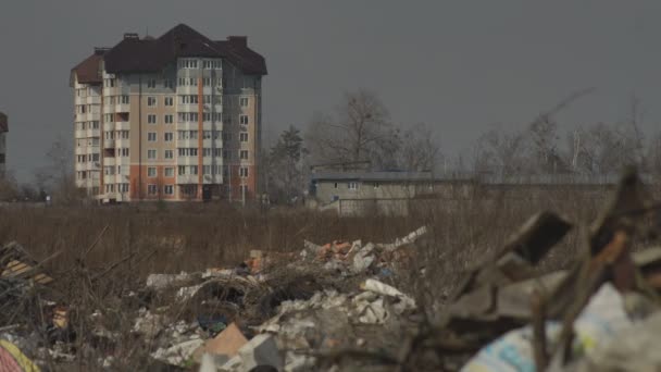 住宅区附近生活垃圾的大量堆积 家庭废物的利用 环境污染 生态多样性 — 图库视频影像