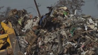 Konut alanlarının yakınında büyük miktarlarda ev atığı birikmiş. Ev atıklarının kullanımı. Çevre kirliliği. Ekolojik felaket.