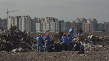 Çöp ayıklama konsepti. Erkekler ve kadınlar geri dönüşüm için özel çöp torbalarına çeşitli atıklar koyarlar. Taşınabilir karakterler çevreyle ilgilenir ve çöpleri atar..