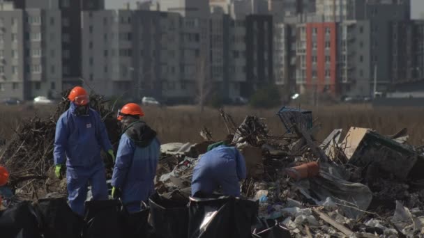 Çöp Ayıklama Konsepti Erkekler Kadınlar Geri Dönüşüm Için Özel Çöp — Stok video