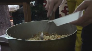 Doğu mutfağı. Kazakistan 'dan Pilaf. Hayır işleri için ulusal mutfağı pişirmek..