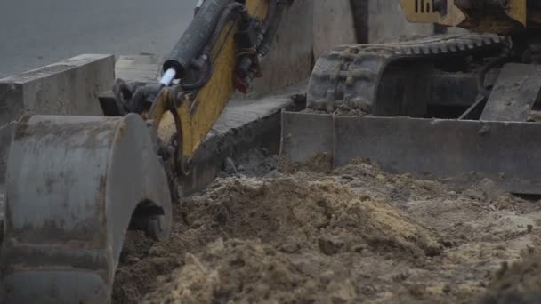Kazıcı Inşaat Alanında Faaliyet Gösteriyor Stok Görüntüleri Kazıcının Alt Görüntüsü — Stok video