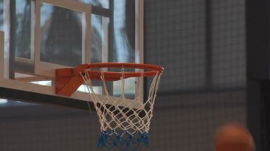 Spor salonunda antrenman yaparken basketbol potası. Hedefte çok topa vurmak.