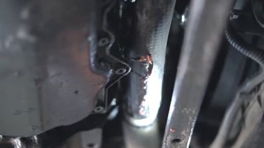 Araba servis istasyonu. Bir atölyede ve kalifiye personelde mekanizmaların onarımı ve yenilenmesi ve çeşitli birimlerin aşınmış parçaları.