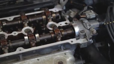 Araba servis istasyonu. Bir atölyede ve kalifiye personelde mekanizmaların onarımı ve yenilenmesi ve çeşitli birimlerin aşınmış parçaları.