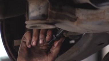 Araba servis istasyonu. Bir atölyede ve kalifiye personelde mekanizmaların onarımı ve yenilenmesi ve çeşitli birimlerin aşınmış parçaları.