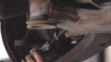 Araba servis istasyonu. Bir atölyede ve kalifiye personelde mekanizmaların onarımı ve yenilenmesi ve çeşitli birimlerin aşınmış parçaları.