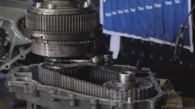 Araba servis istasyonu. Bir atölyede ve kalifiye personelde mekanizmaların onarımı ve yenilenmesi ve çeşitli birimlerin aşınmış parçaları.