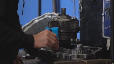 Araba servis istasyonu. Bir atölyede ve kalifiye personelde mekanizmaların onarımı ve yenilenmesi ve çeşitli birimlerin aşınmış parçaları.