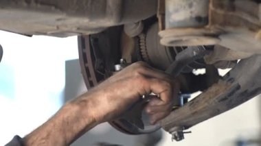 Araba servis istasyonu. Bir atölyede ve kalifiye personelde mekanizmaların onarımı ve yenilenmesi ve çeşitli birimlerin aşınmış parçaları.