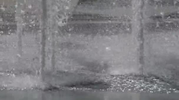 市中心广场上的喷泉喷出大量的水滴 这些水滴在阳光下破碎发光 — 图库视频影像