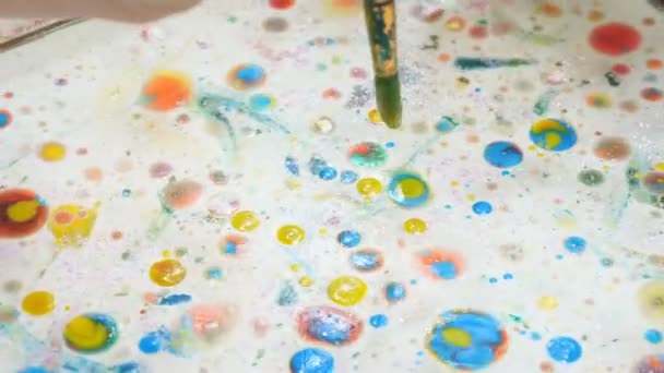水彩画の多色の滴水に 幼い子供のための週末のエンターテイメント 子供の創造性の発達 — ストック動画