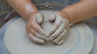 Seramik vazo bitmedi potterss tekerlek ve kil profesyonel araçlar ile kalıplama eller üzerinde iplik yakın çekim shot. Eathenware ve geleneksel seramik konsept oluşturma.