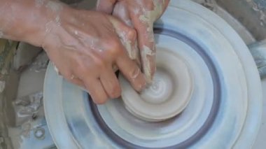 Seramik vazo bitmedi potterss tekerlek ve kil profesyonel araçlar ile kalıplama eller üzerinde iplik yakın çekim shot. Eathenware ve geleneksel seramik konsept oluşturma.