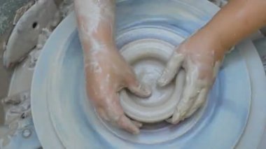 Seramik vazo bitmedi potterss tekerlek ve kil profesyonel araçlar ile kalıplama eller üzerinde iplik yakın çekim shot. Eathenware ve geleneksel seramik konsept oluşturma.