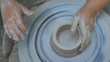 Seramik vazo bitmedi potterss tekerlek ve kil profesyonel araçlar ile kalıplama eller üzerinde iplik yakın çekim shot. Eathenware ve geleneksel seramik konsept oluşturma.