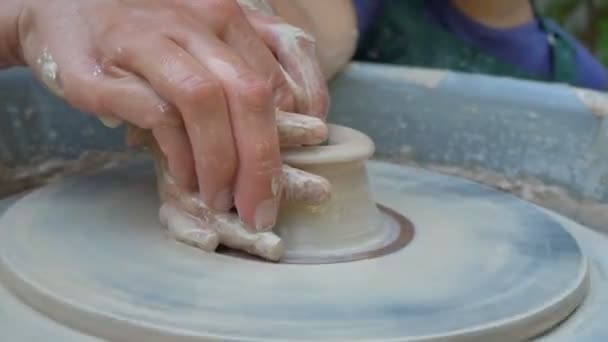 Detailní Záběr Rozpracovaných Keramická Váza Předení Potterss Kolo Ruce Lisování — Stock video
