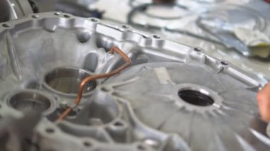 Araba servis istasyonu. Bir atölyede ve kalifiye personelde mekanizmaların onarımı ve yenilenmesi ve çeşitli birimlerin aşınmış parçaları.