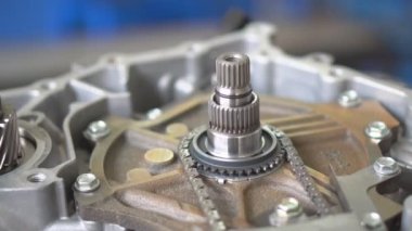 Araba servis istasyonu. Bir atölyede ve kalifiye personelde mekanizmaların onarımı ve yenilenmesi ve çeşitli birimlerin aşınmış parçaları.