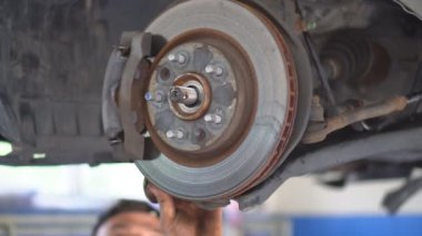 Araba servis istasyonu. Bir atölyede ve kalifiye personelde mekanizmaların onarımı ve yenilenmesi ve çeşitli birimlerin aşınmış parçaları.