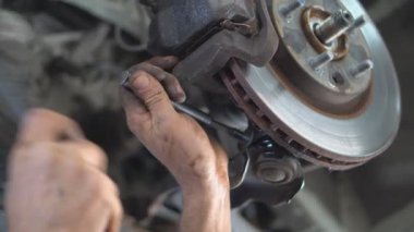 Araba servis istasyonu. Bir atölyede ve kalifiye personelde mekanizmaların onarımı ve yenilenmesi ve çeşitli birimlerin aşınmış parçaları.