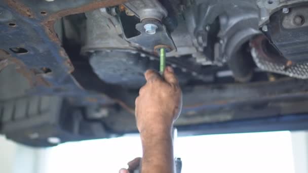 Autotankstelle Reparatur Und Austausch Von Mechanismen Und Verschlissenen Teilen Verschiedener — Stockvideo