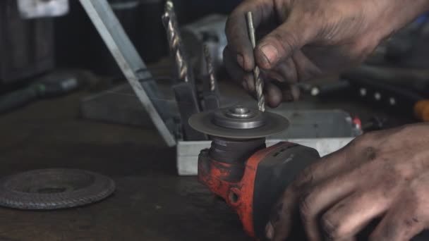 用金属切割工具以非标准方式削尖钻头 — 图库视频影像
