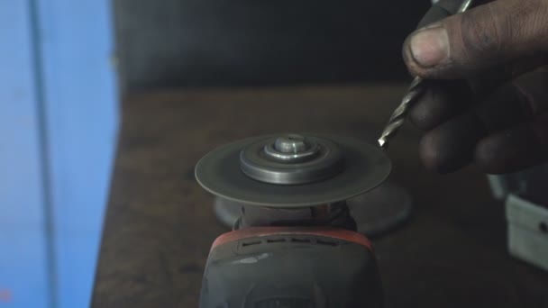 用金属切割工具以非标准方式削尖钻头 — 图库视频影像