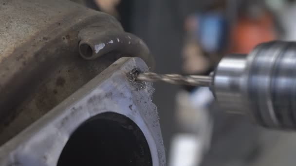 Das Bohren Von Metall Einer Auto Tankstelle Ein Bohrwerkzeug Bohrt — Stockvideo