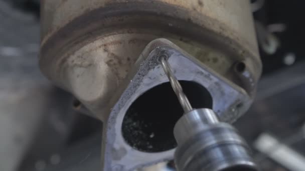 Das Bohren Von Metall Einer Auto Tankstelle Ein Bohrwerkzeug Bohrt — Stockvideo