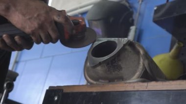 Çelik metal, demir ve ağır sanayi fabrikalarında kıvılcımlar üretmek için pürüzsüz aletler kullanılıyor..