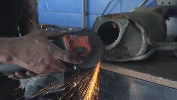 在关闭在室内的重工业工厂中使用钢制 火花等平滑设备进行磨削工作 — 图库视频影像