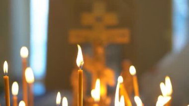 Kuma yerleştirilmiş mumlar tapınakta yanan mumlar bulanık arka plana ışık saçıyor. Hıristiyan kilisesinde ibadet gelenekleri