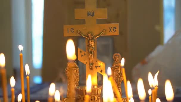在寺庙的沙子中点燃蜡蜡烛 在模糊的背景上散发出光芒 基督教会的宗教传统近视 — 图库视频影像