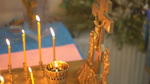 신전에서 촛불을 밝히고 배경에 비추는 촛불을 꽂았다 기독교 교회의 전통에 — 비디오