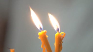 Kuma yerleştirilmiş mumlar tapınakta yanan mumlar bulanık arka plana ışık saçıyor. Hıristiyan kilisesinde ibadet gelenekleri