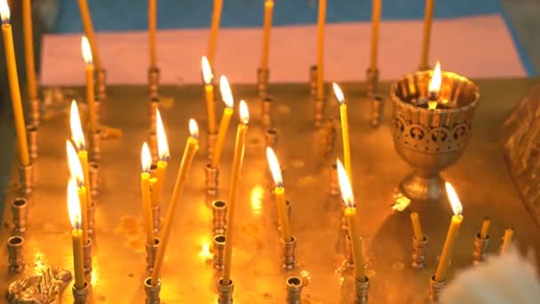 Světelné Voskové Svíčky Vsazené Písku Hořícího Chrámu Šířící Světlo Rozmazaném — Stock video