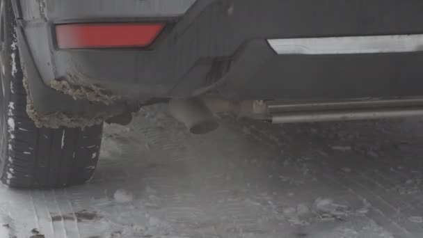 실행중인 자동차의 파이프에서 가스를 — 비디오