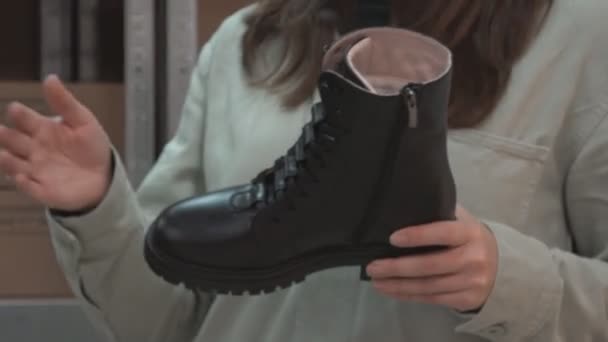 Demonstração Sapatos Masculinos Inverno Loja Após Produção Uma Nova Cópia — Vídeo de Stock