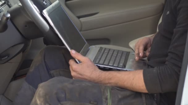 汽车机械师使用诊断工具来排除车库里一辆现代汽车的计算机系统的故障 — 图库视频影像