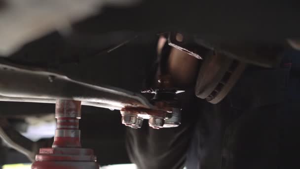 Восстановление Шасси Автомобиля Автосервисе Автомеханик Восстанавливает Старое Шасси Автомобиля Очищая — стоковое видео